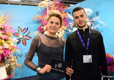 Miranda en Dion van Multi Color Flowers met een breed assortiment aan gekleurde bloemen en snijgroen.